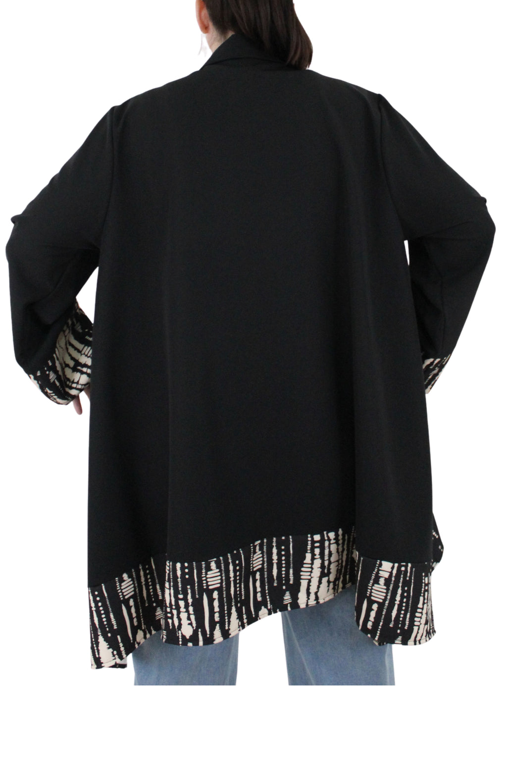 Chaqueta asimétrica negra con estampado beige cerrada con botones delantero LYKKE