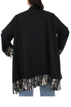 Chaqueta asimétrica negra con estampado beige cerrada con botones delantero LYKKE