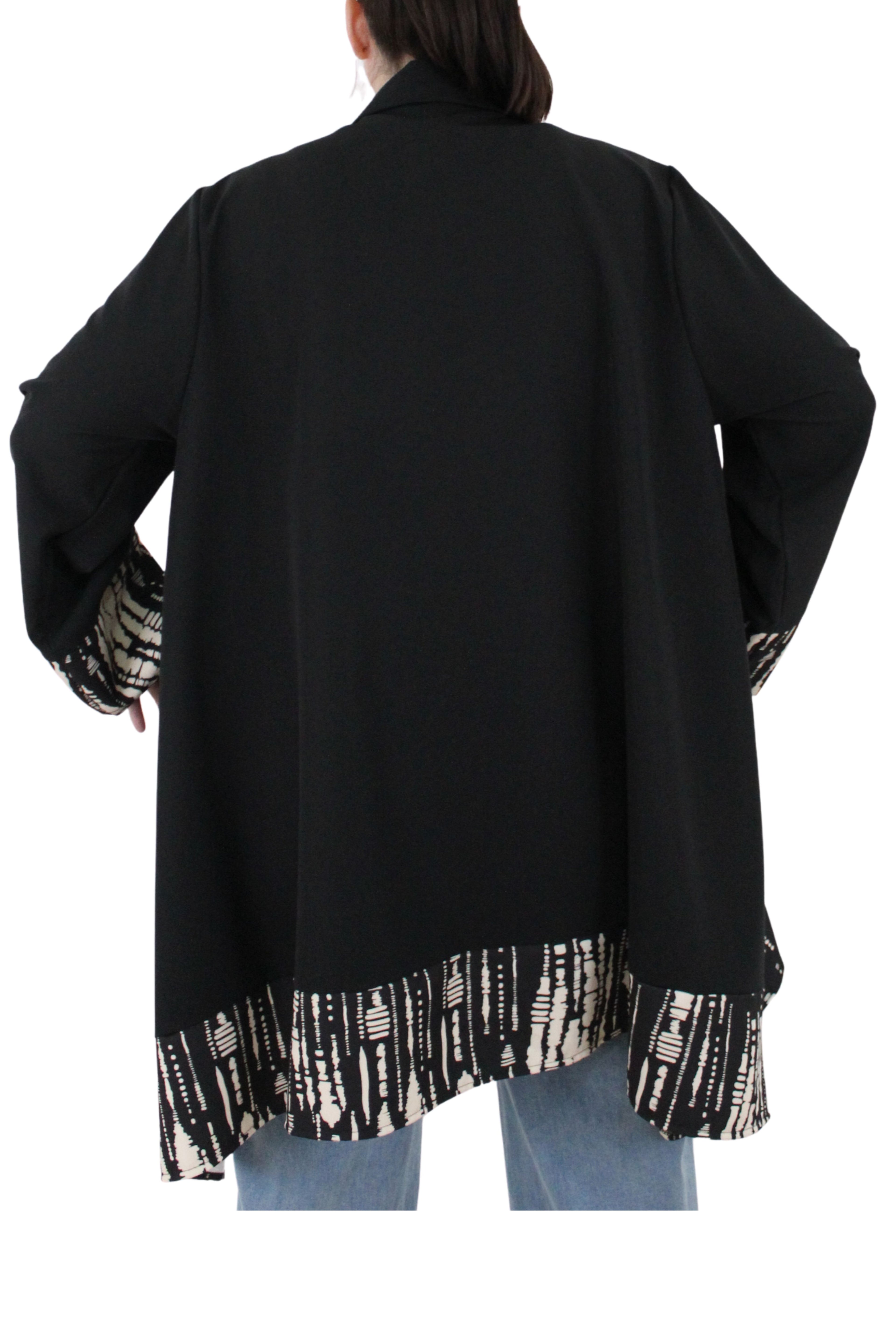 Chaqueta asimétrica negra con estampado beige cerrada con botones delantero LYKKE