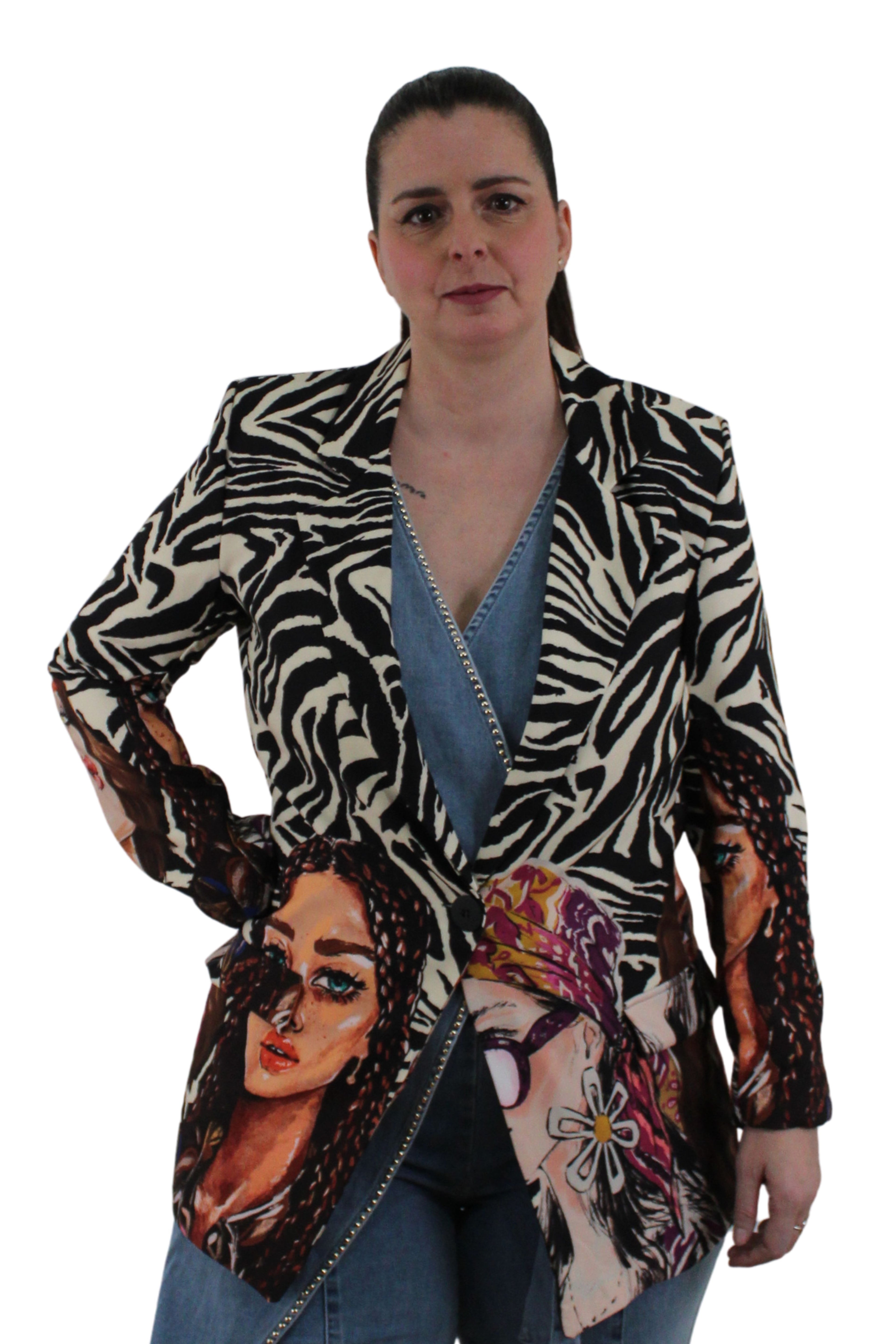 Blazer estampada de cebra con dos mujeres dibujadas en la espalda LYKKE