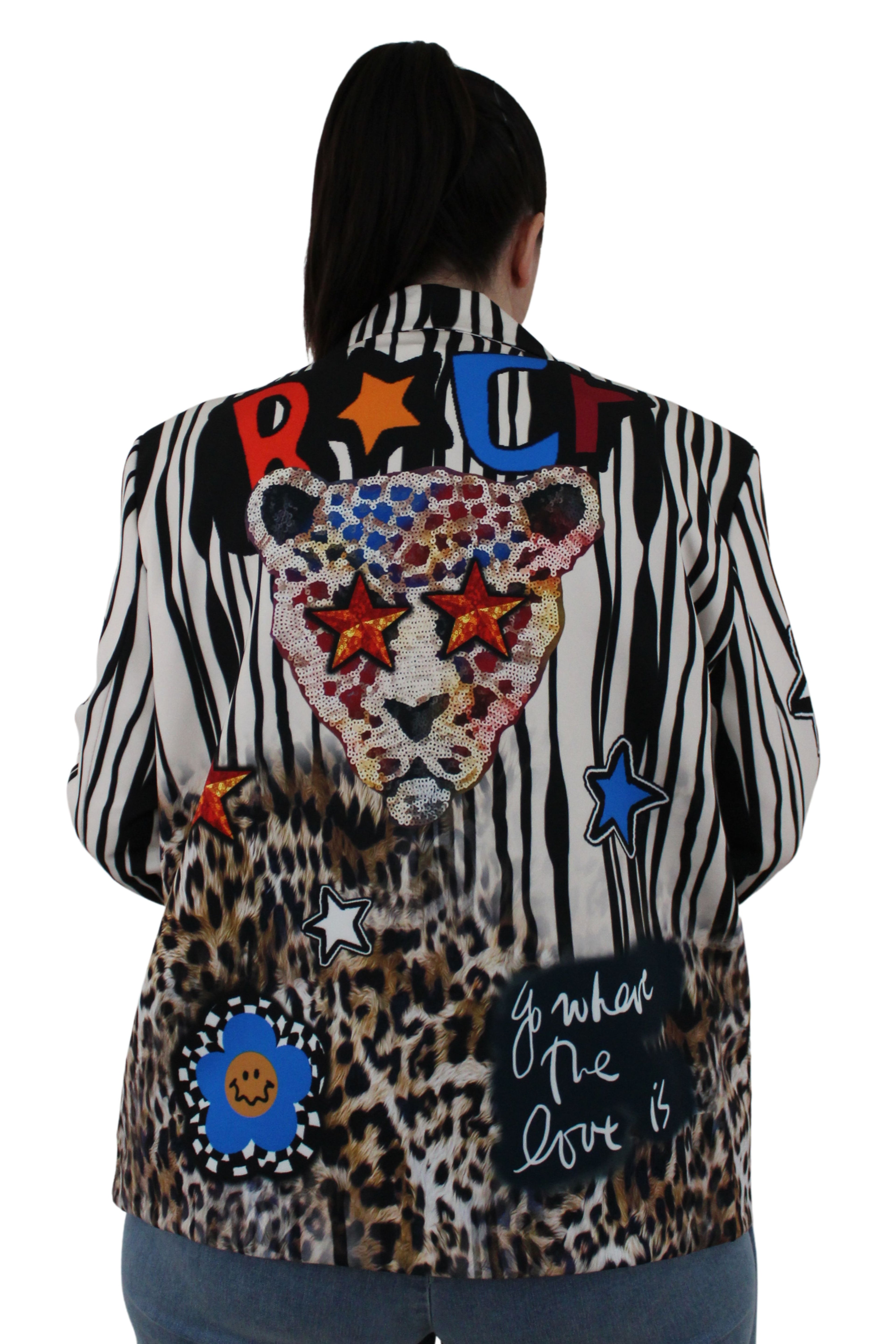 Blazer estampada de cebra con tigre y letras de colores estampadas LYKKE