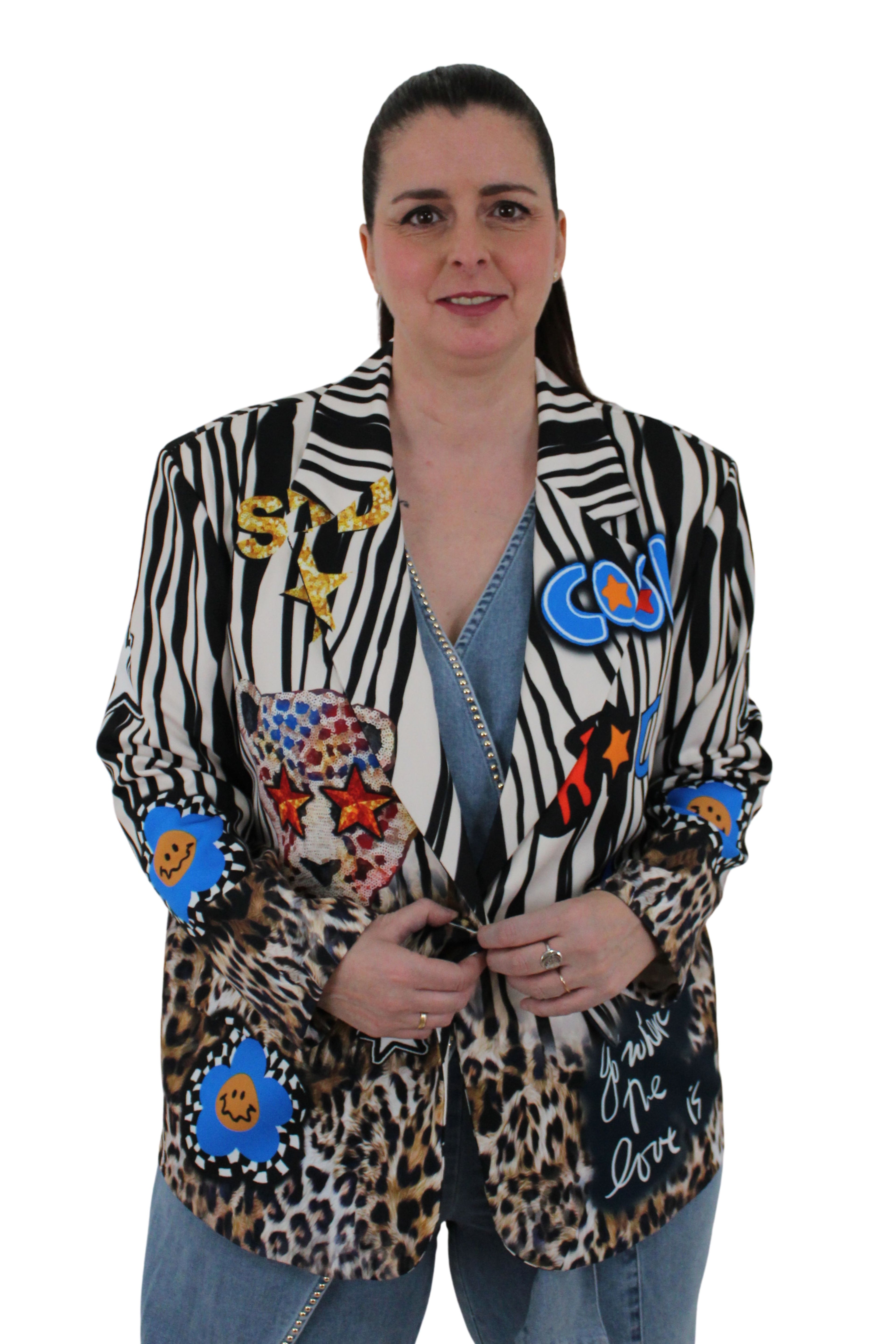 Blazer estampada de cebra con tigre y letras de colores estampadas LYKKE