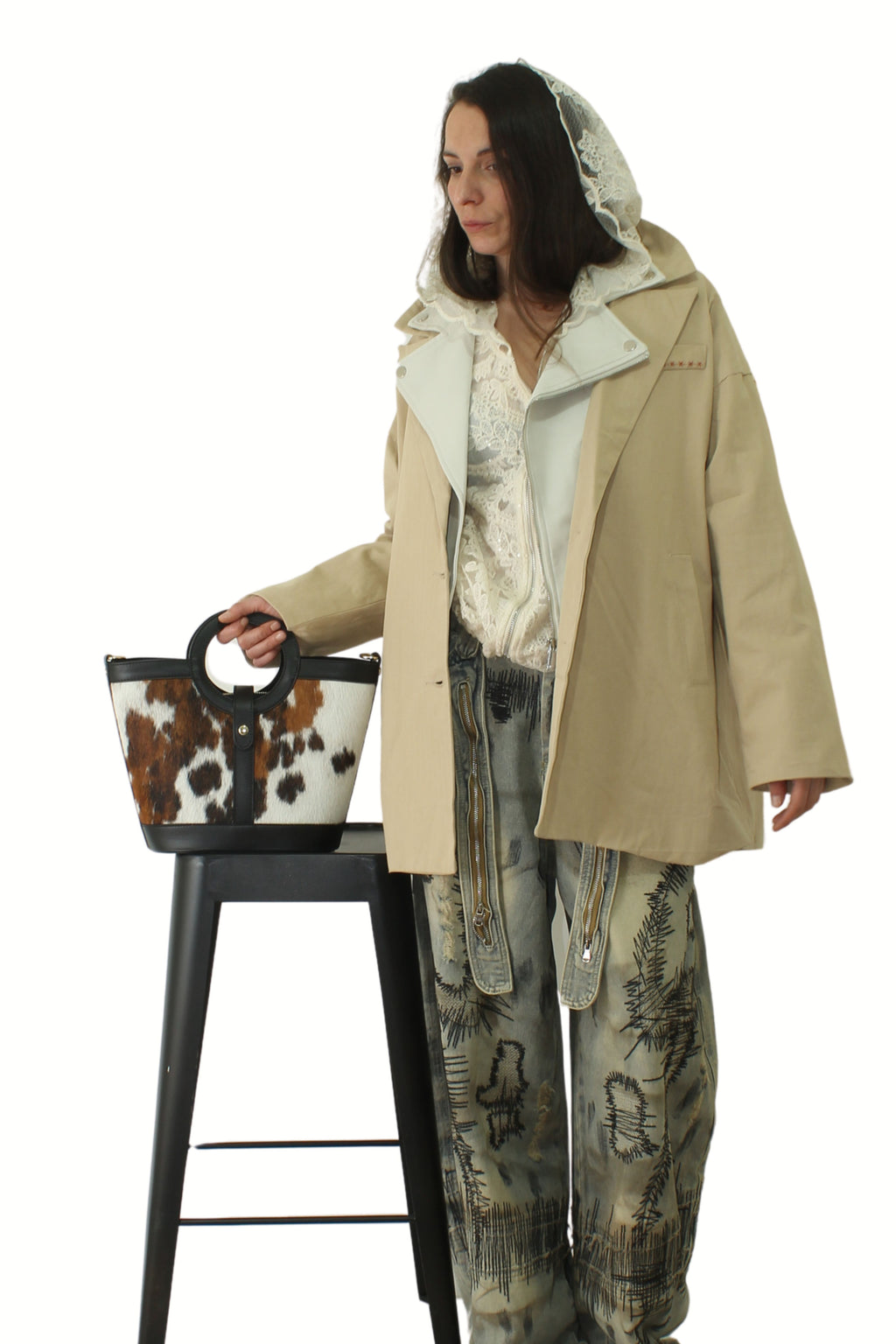 blazer de jot_madrid y bolso capazo piel de potro en la mano