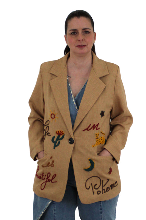 Blazer tostado con dibujos bordados de cactus tigres y textos LYKKE