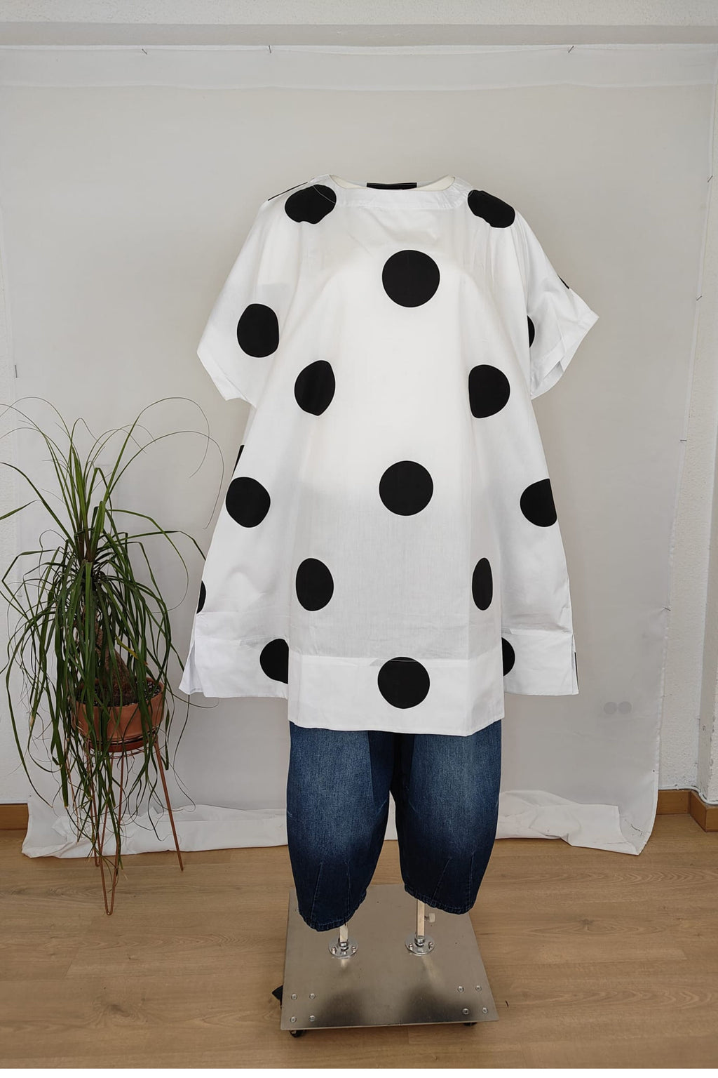 bluson de nefelibata oversice con lunares negros y bolsillos