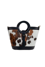 Bolso pequeño tipo capazo rígido estampado de vaca en negro con asa larga LYKKE