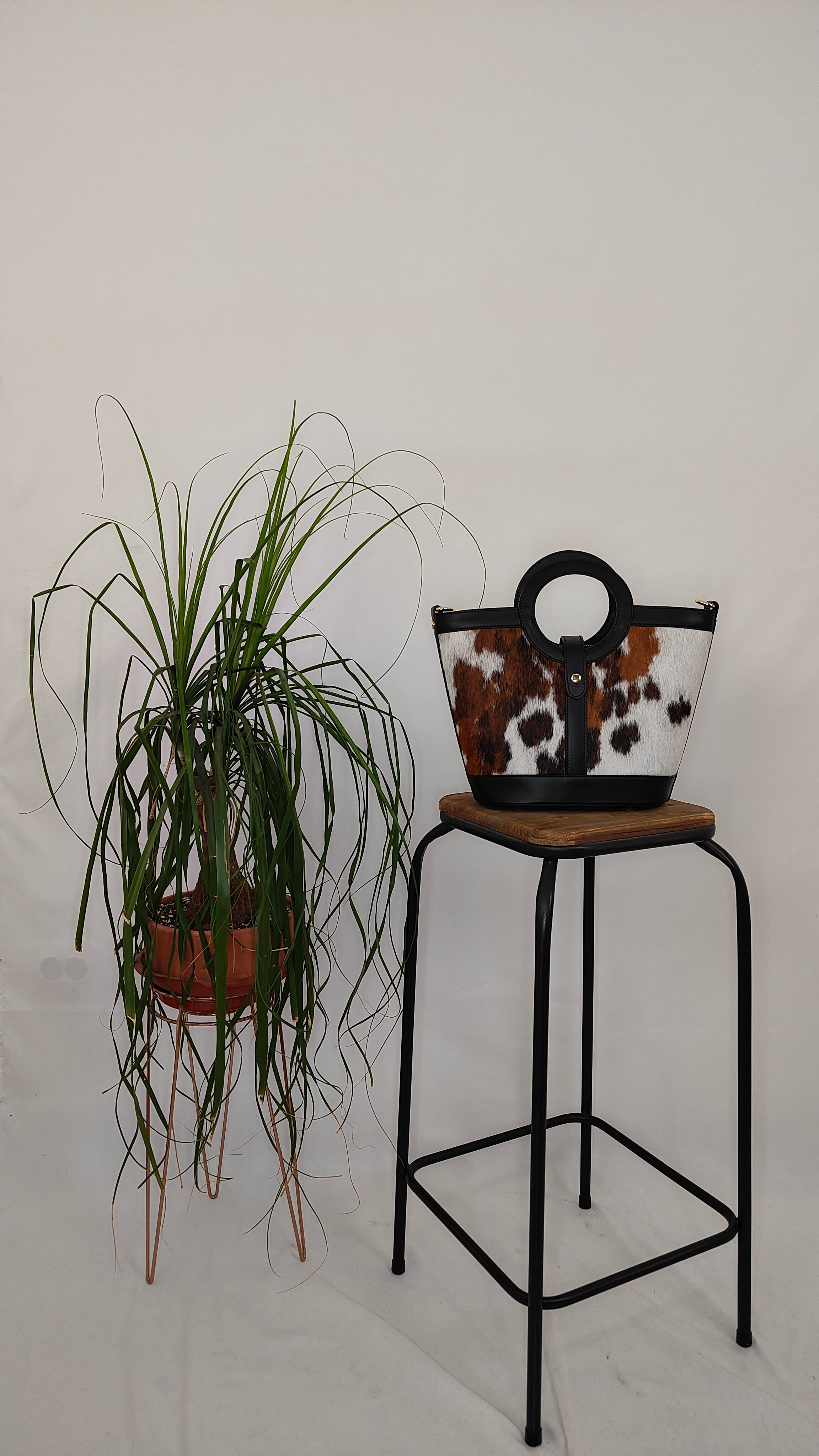 capazo-de-piel-con-pelo-de-potro