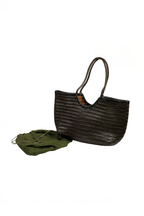 capazo de piel trenzada en verde oscuro con bolsos de tela en interior también verde LYKKE