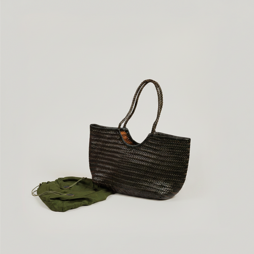 capazo de piel trenzada en verde oscuro con bolsos de tela en interior también verde LYKKE