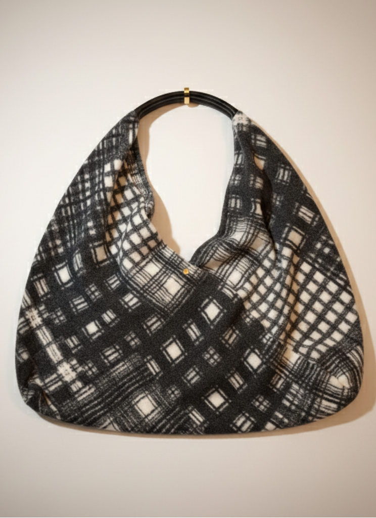 Borsa Triangolare in Lana Texturizzata, con Manico in Pelle, Stampa Artigianale e Stile Giapponese | YOLYKKE