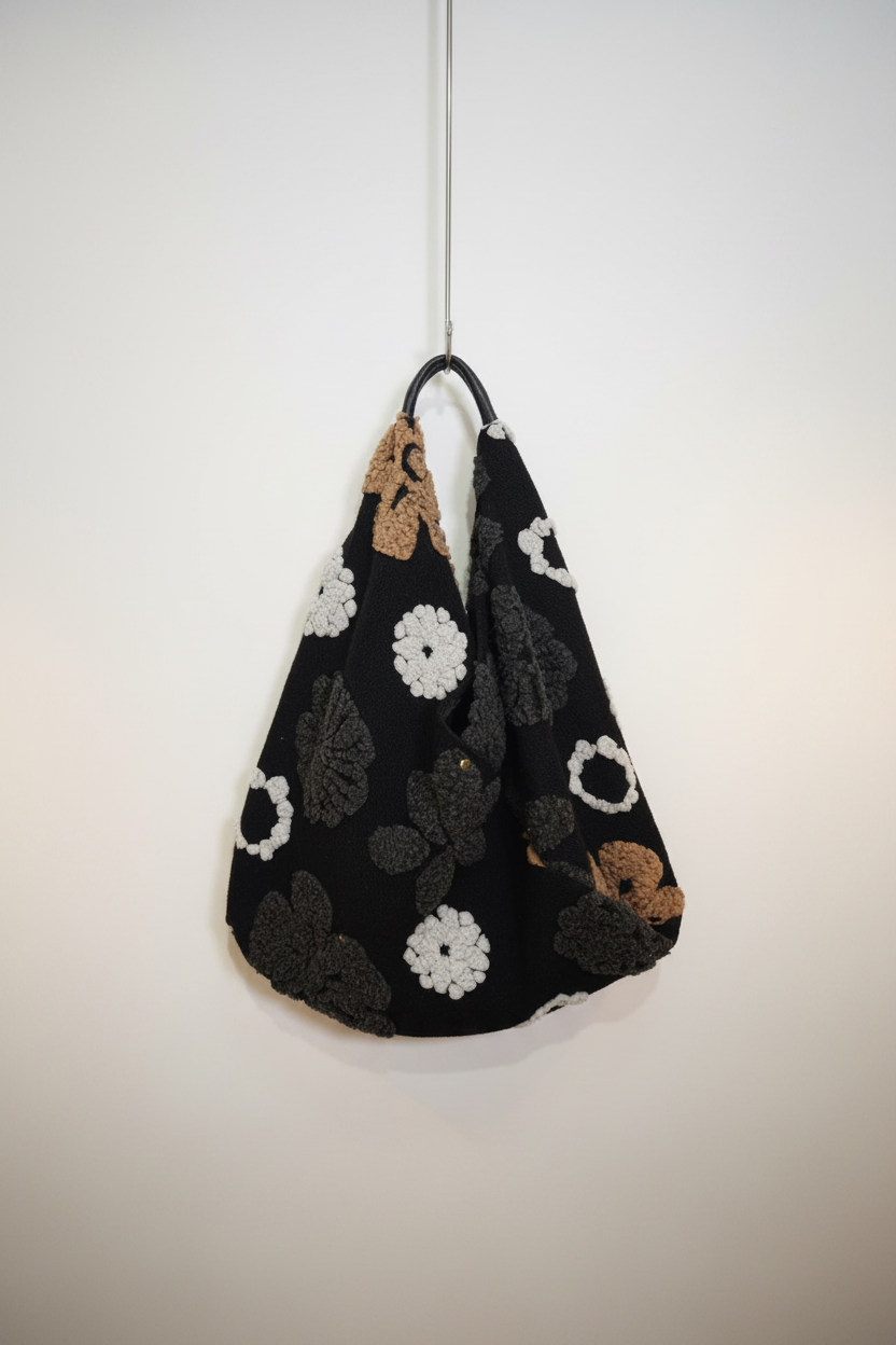 bolso yolykke de lana con flores bordadas en blanco