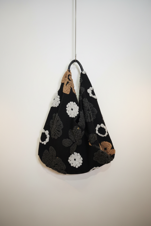 bolso yolykke de lana con flores bordadas en blanco