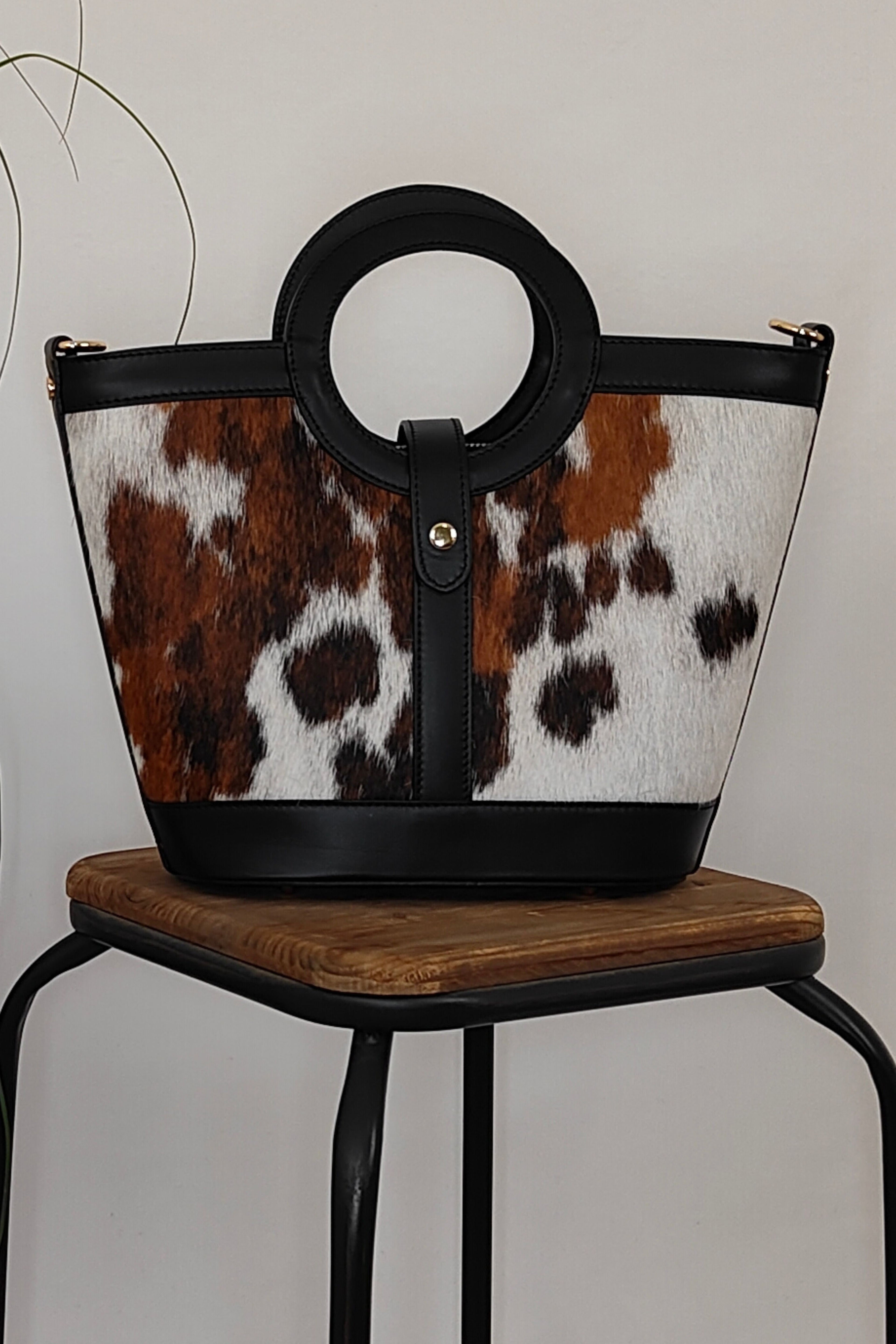 capazo-de-piel-con-pelo-de-potro