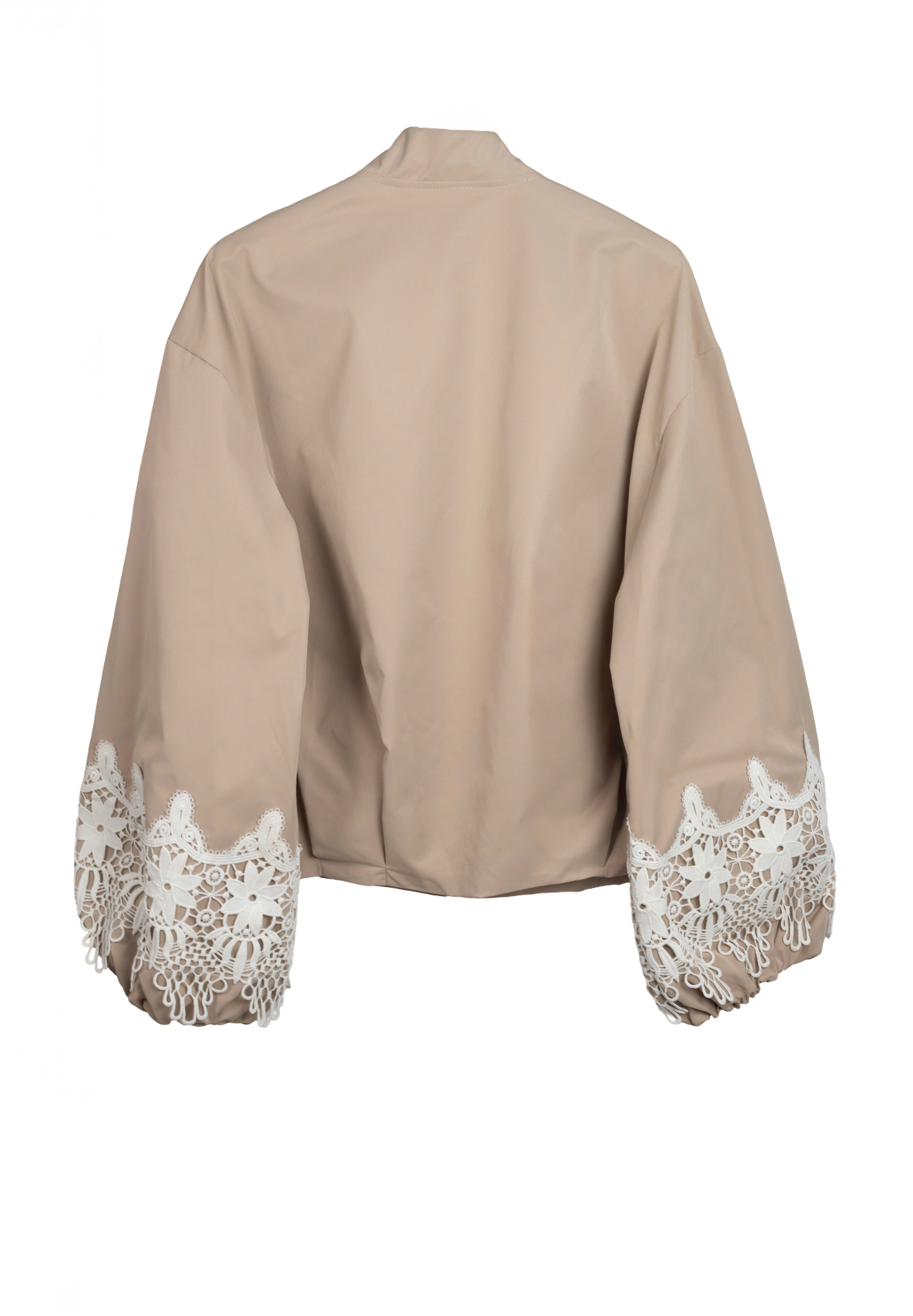 Bomber tostada de jotmadrid con detalles de encaje en las mangas en color blanco LYKKE