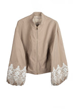 Bomber tostada de jotmadrid con detalles de encaje en las mangas en color blanco LYKKE