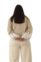 Bomber tostada de jotmadrid con detalles de encaje en las mangas en color blanco LYKKE