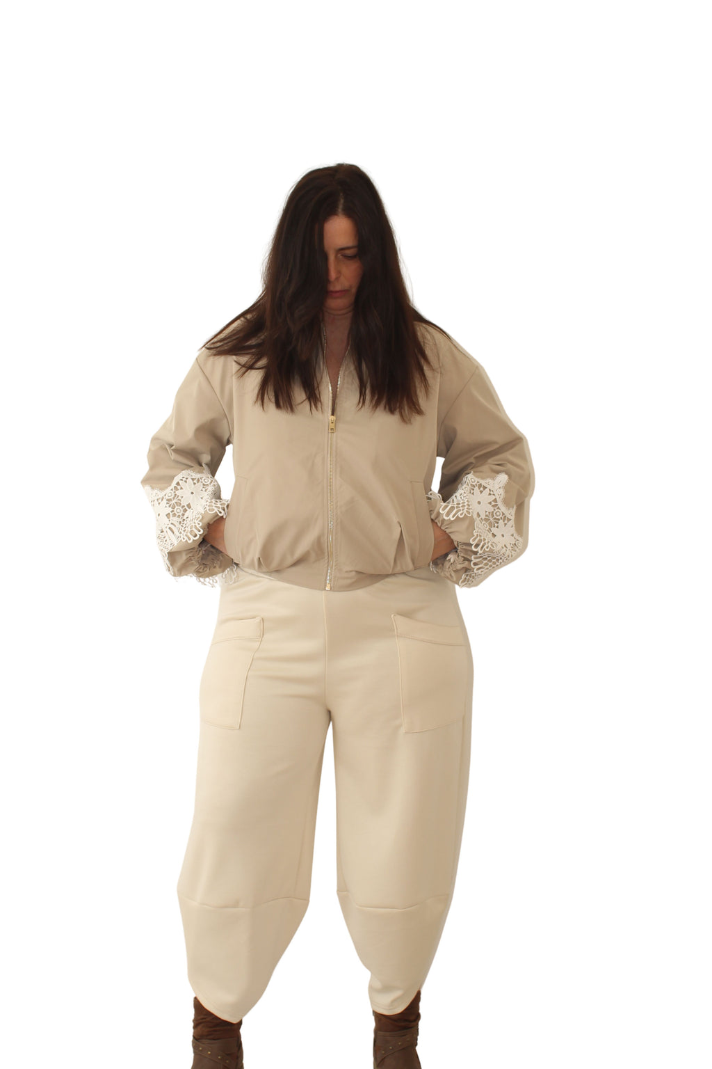 Bomber beige de jotmadrid con detalles de encaje en las mangas en color blanco LYKKE