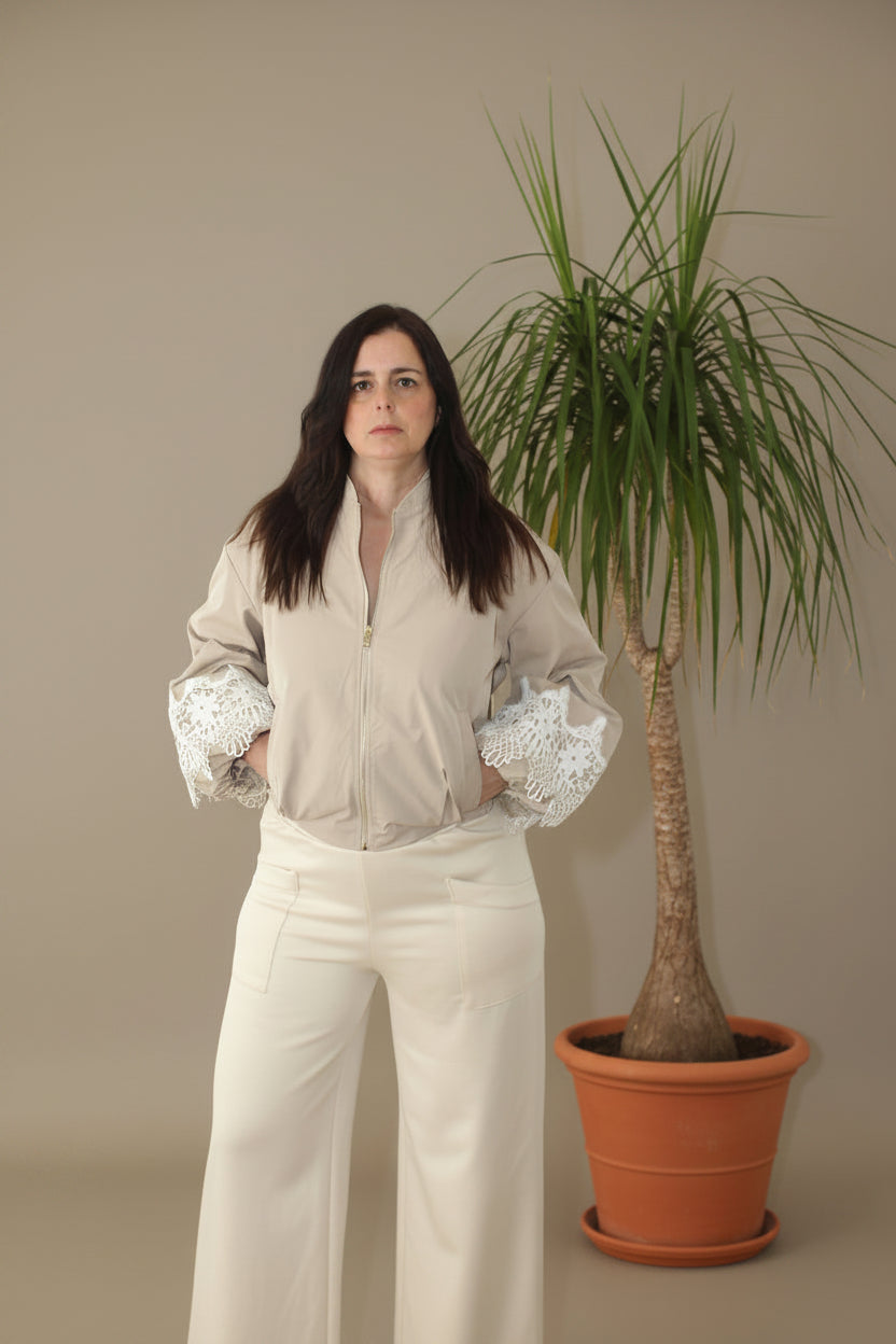 Bomber beige de jotmadrid con detalles de encaje en las mangas en color blanco LYKKE