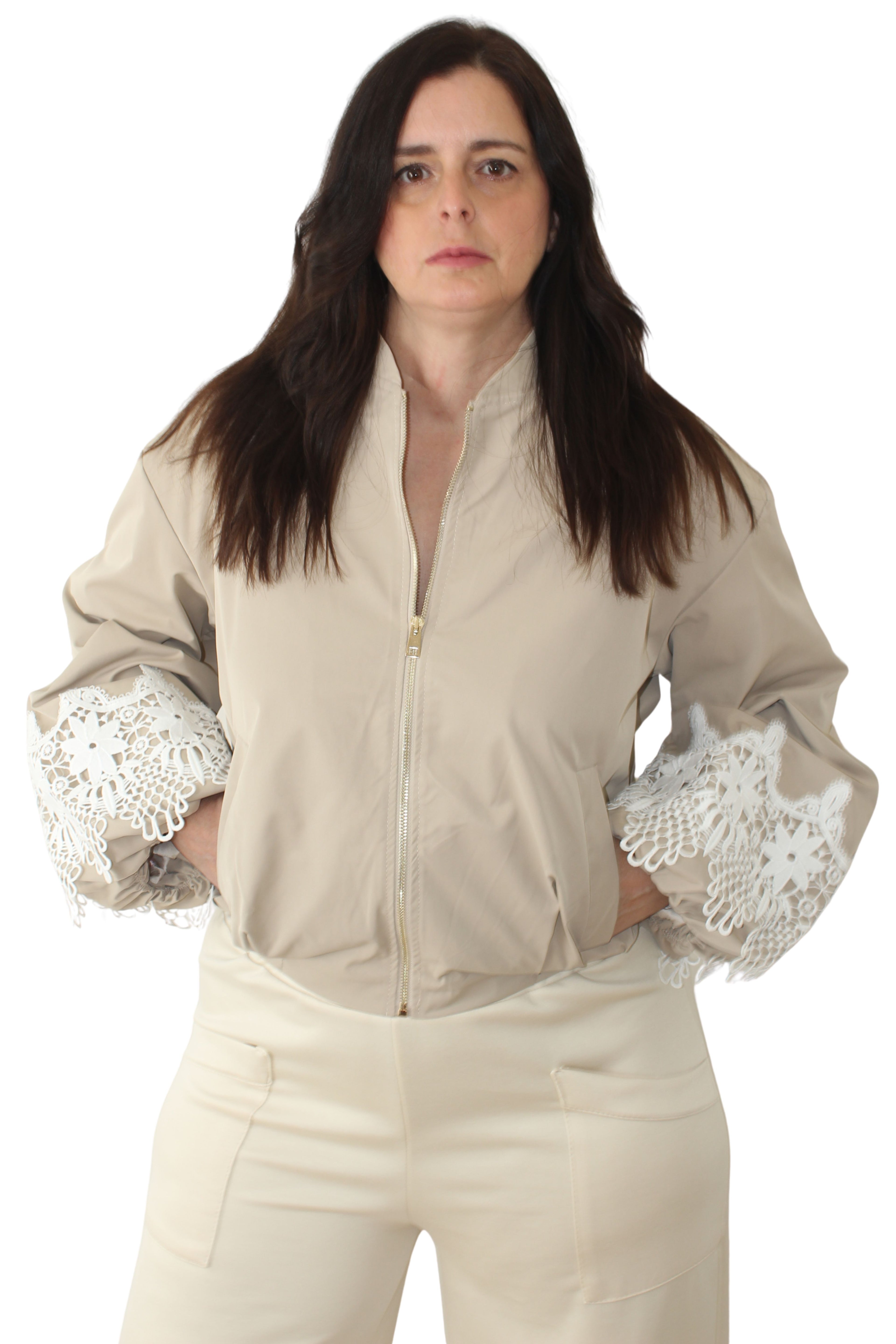 Bomber beige de jotmadrid con detalles de encaje en las mangas en color blanco LYKKE