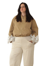 Bomber tostada de jotmadrid con detalles de encaje en las mangas en color blanco LYKKE