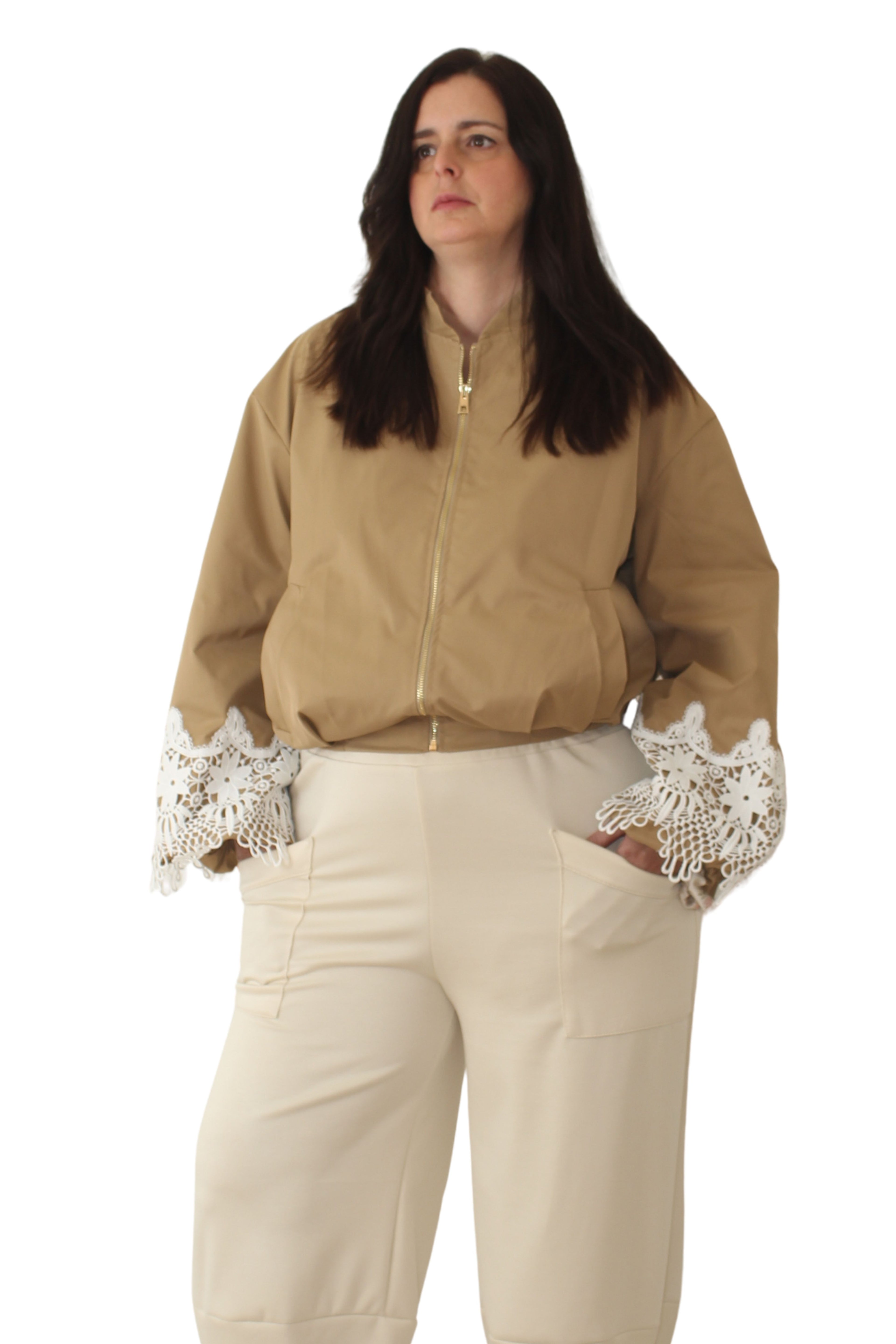 Bomber tostada de jotmadrid con detalles de encaje en las mangas en color blanco LYKKE