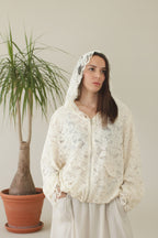 bomber de jot_madrid en encaje beige con capucha