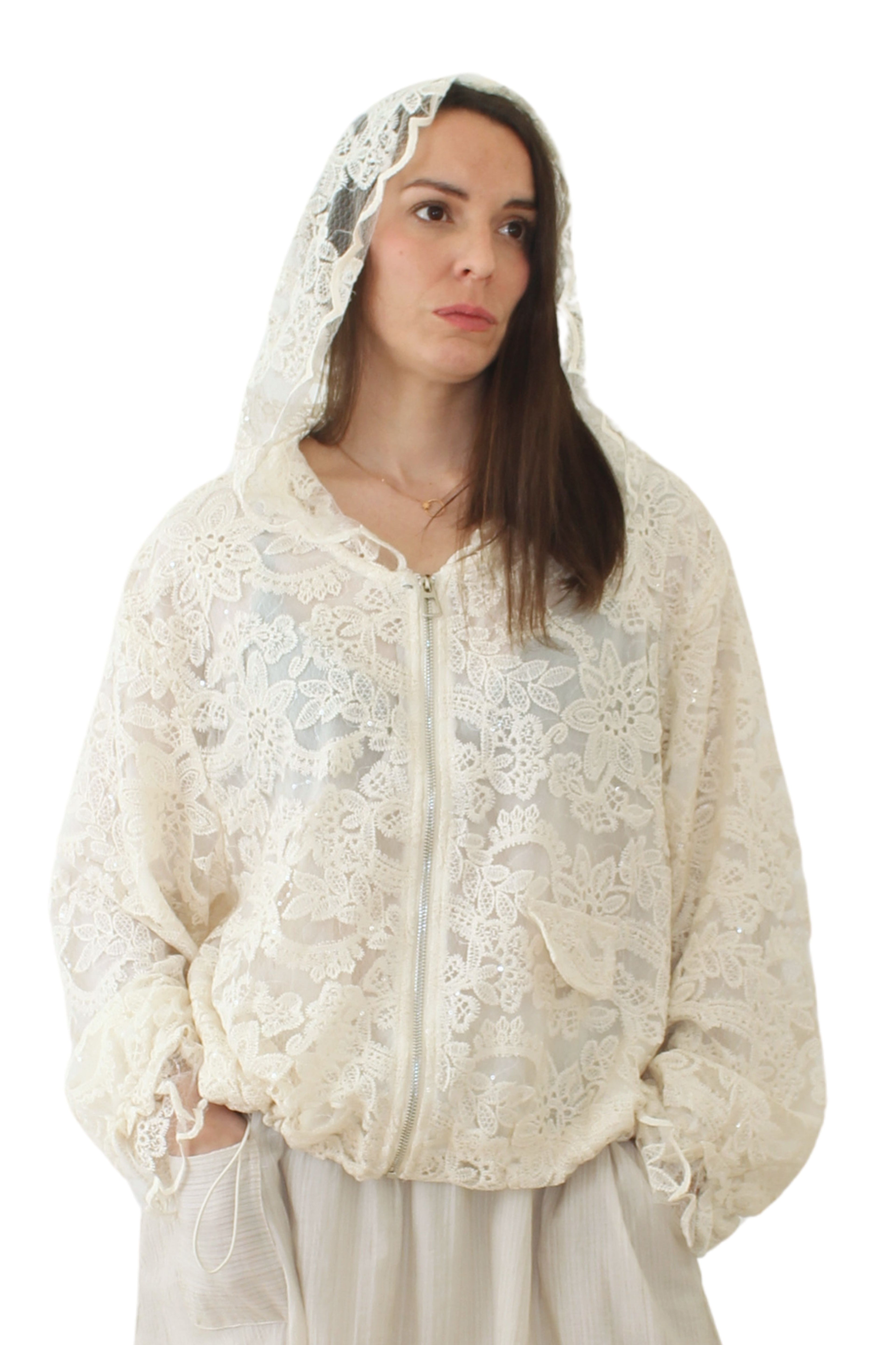 bomber de jot_madrid en encaje beige con capucha