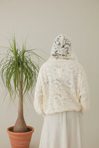 bomber de jot_madrid en encaje beige con capucha