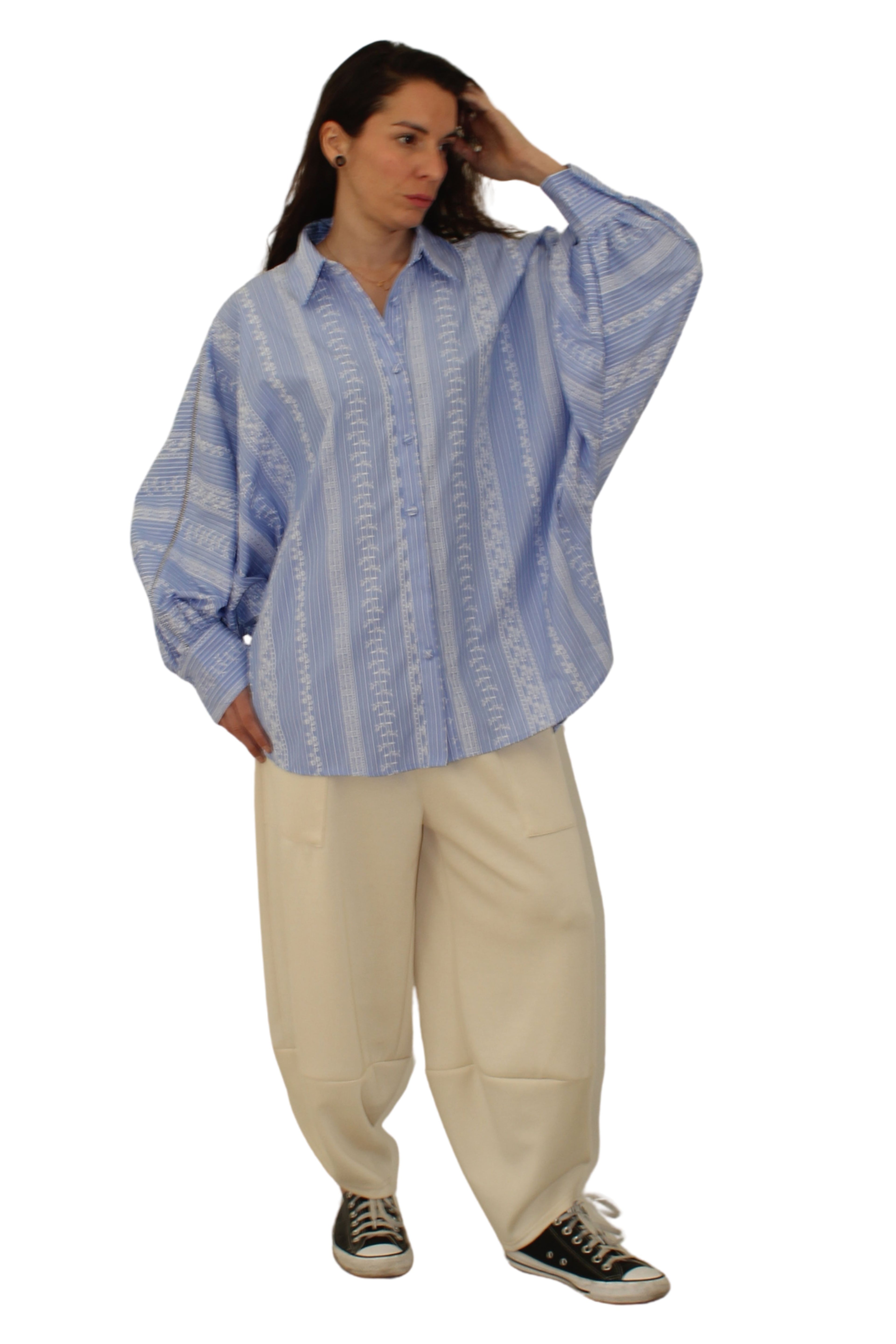 camisa oversice con mangas murciélago en azul con rayas