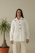 Camisa de nefelibata con broches en botones y cuello en verde esmeralda  LYKKE