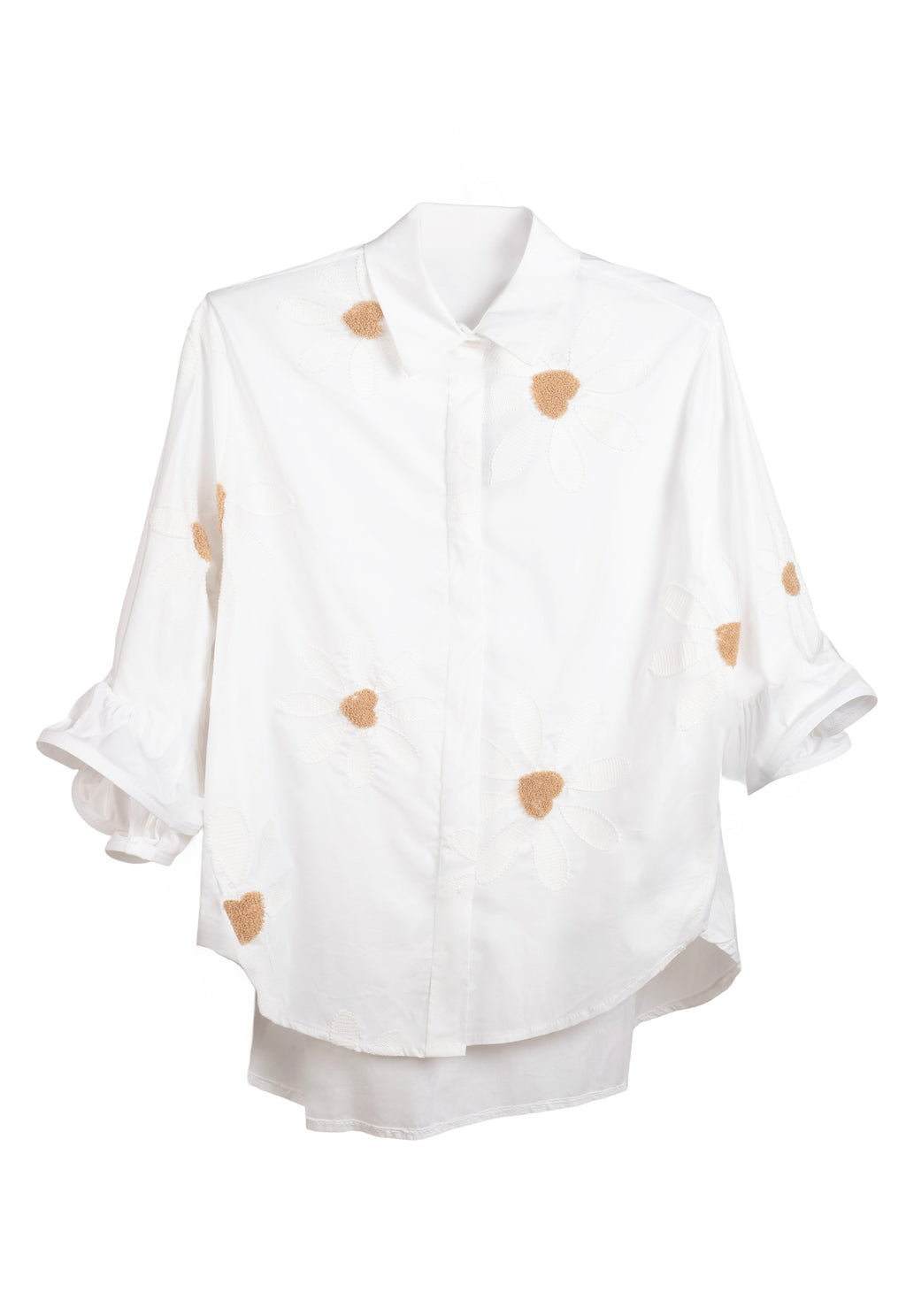 camisa con flores y detalle con textura de corazones marrones