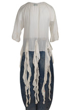 camisa de jot_madrid con detalles de volantes colgando 