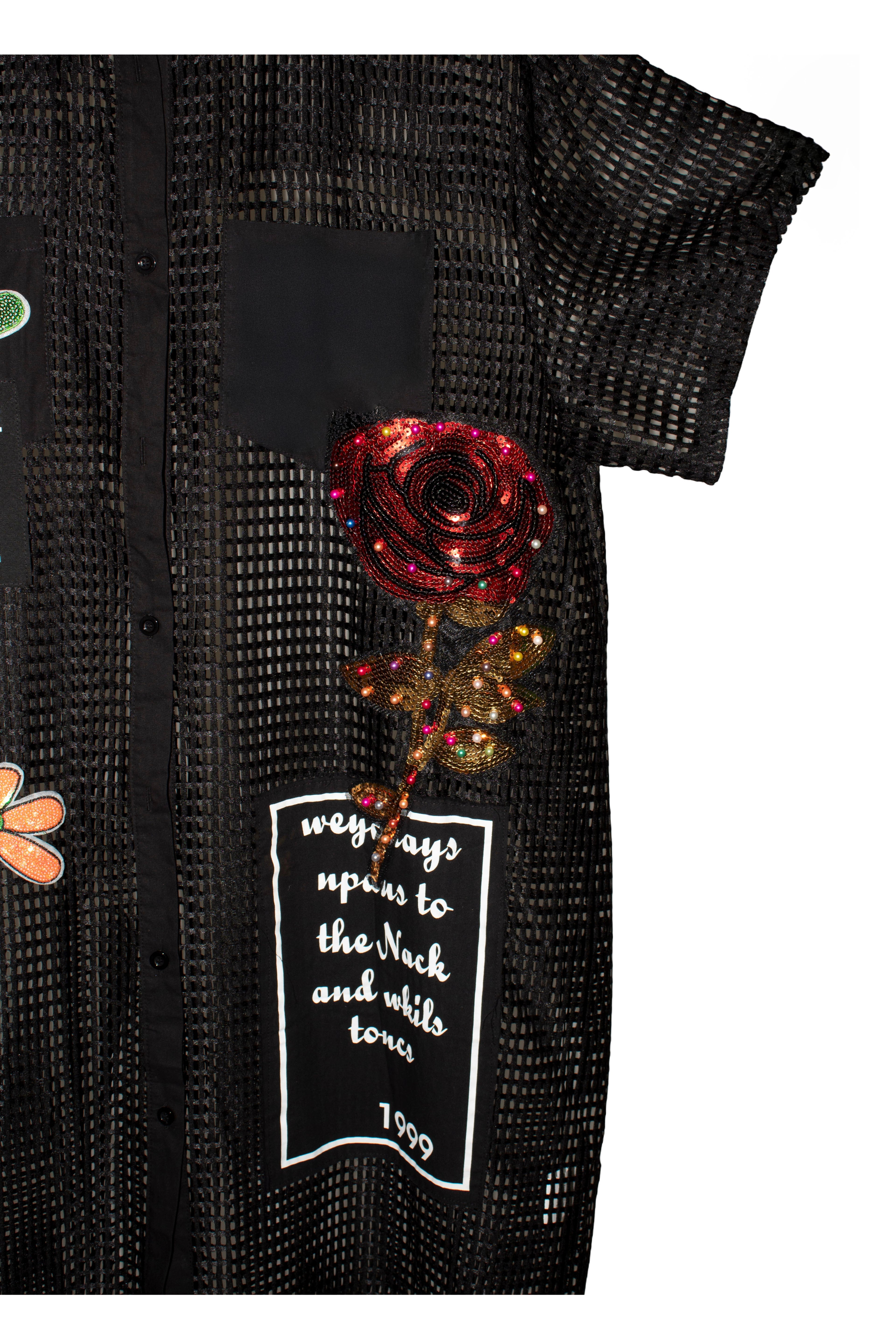 camisa de red negra de jot_milano con parches y flores en lentejuelas