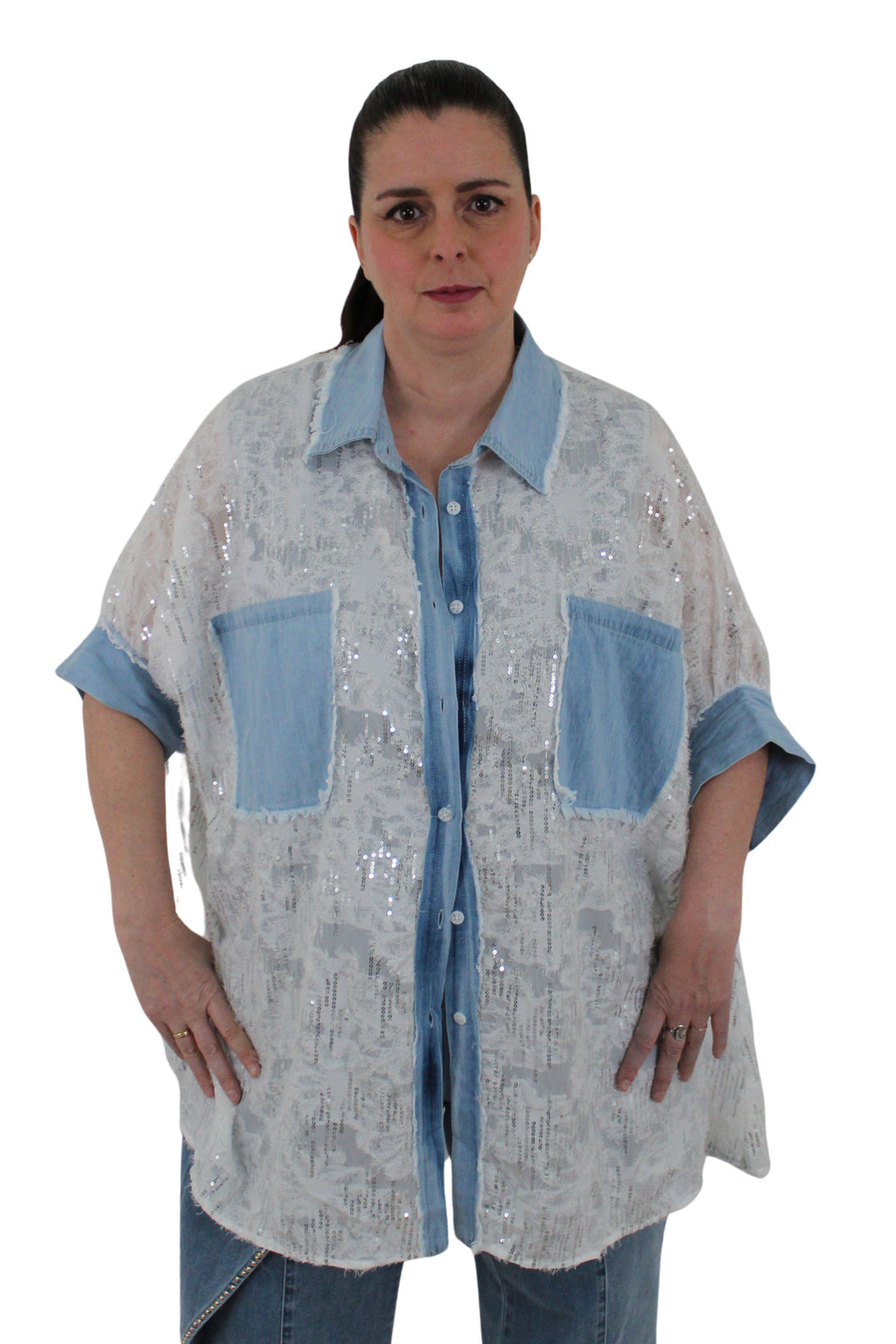 camisa vaquera de jot_madrid con lentejuelas blancas