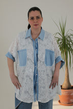 camisa vaquera de jot_madrid con lentejuelas blancas