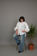 camisa de volantes de jot_ milano con flores bordadas