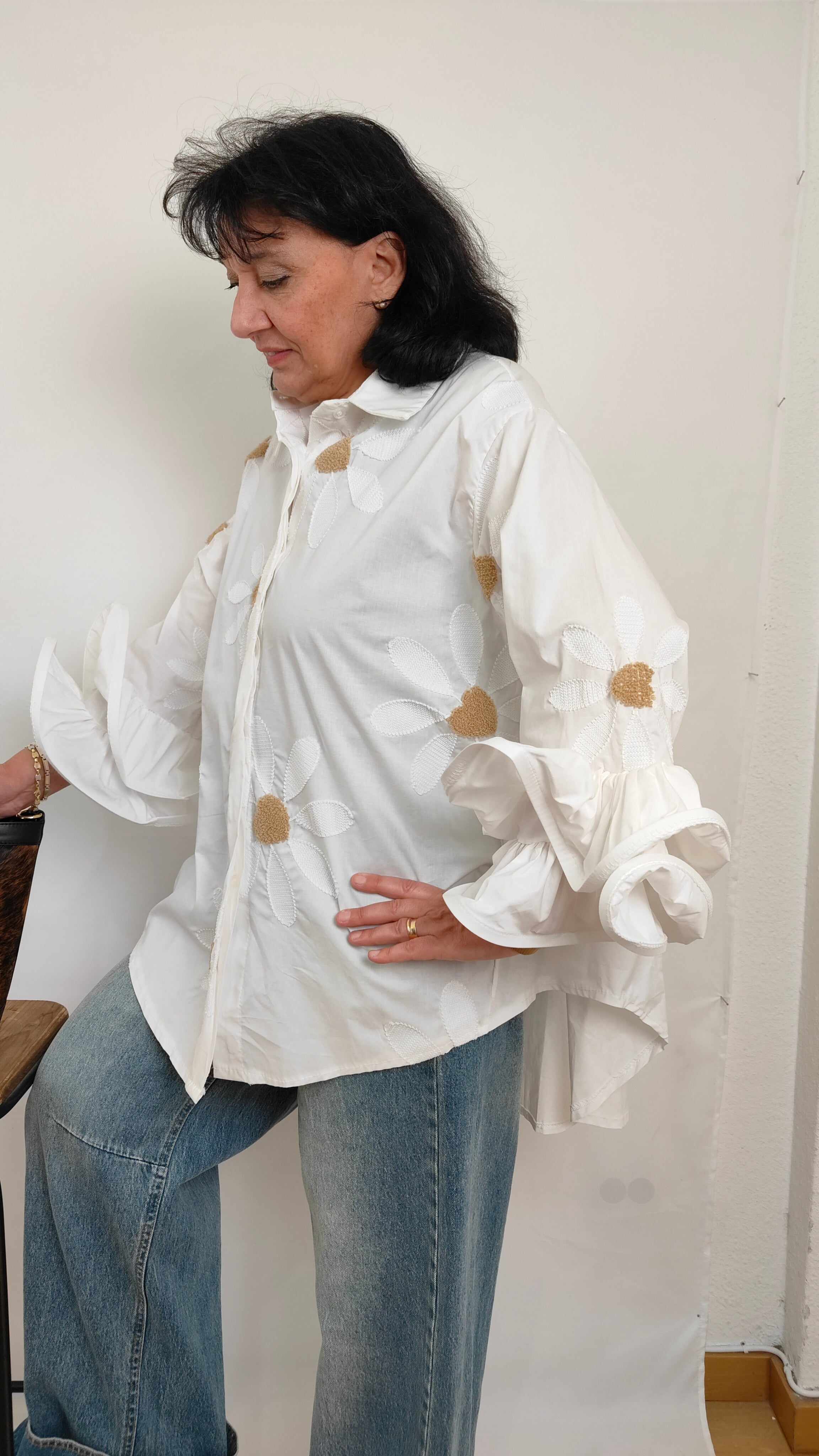 camisa de volantes de jot_ milano con flores bordadas