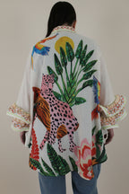 camisa de jot_milano con dibujo pintado de tigre rosa y volantes en las mangas