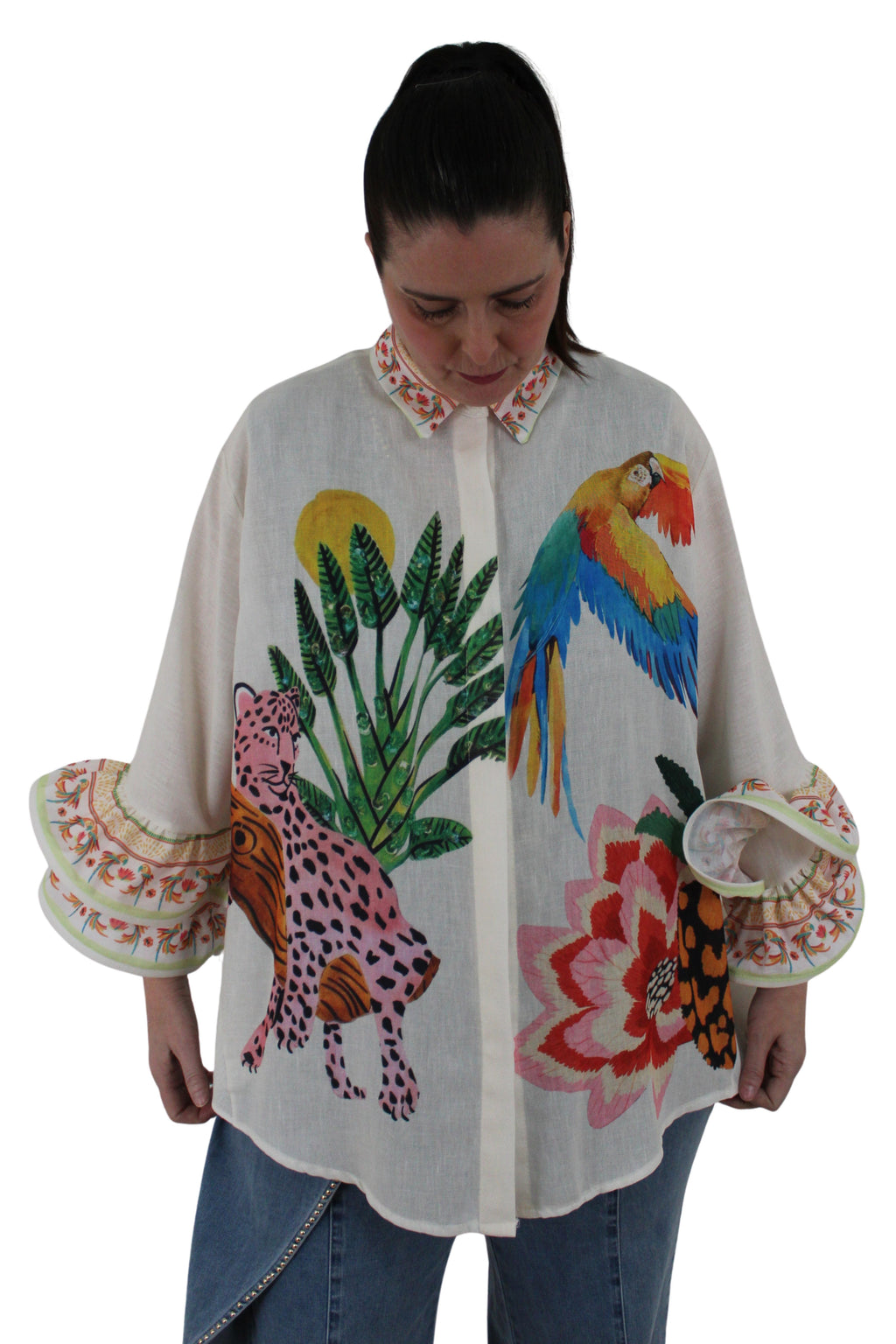 camisa de jot_milano con dibujo pintado de tigre rosa y volantes en las mangas