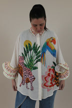 camisa de jot_milano con dibujo pintado de tigre rosa y volantes en las mangas