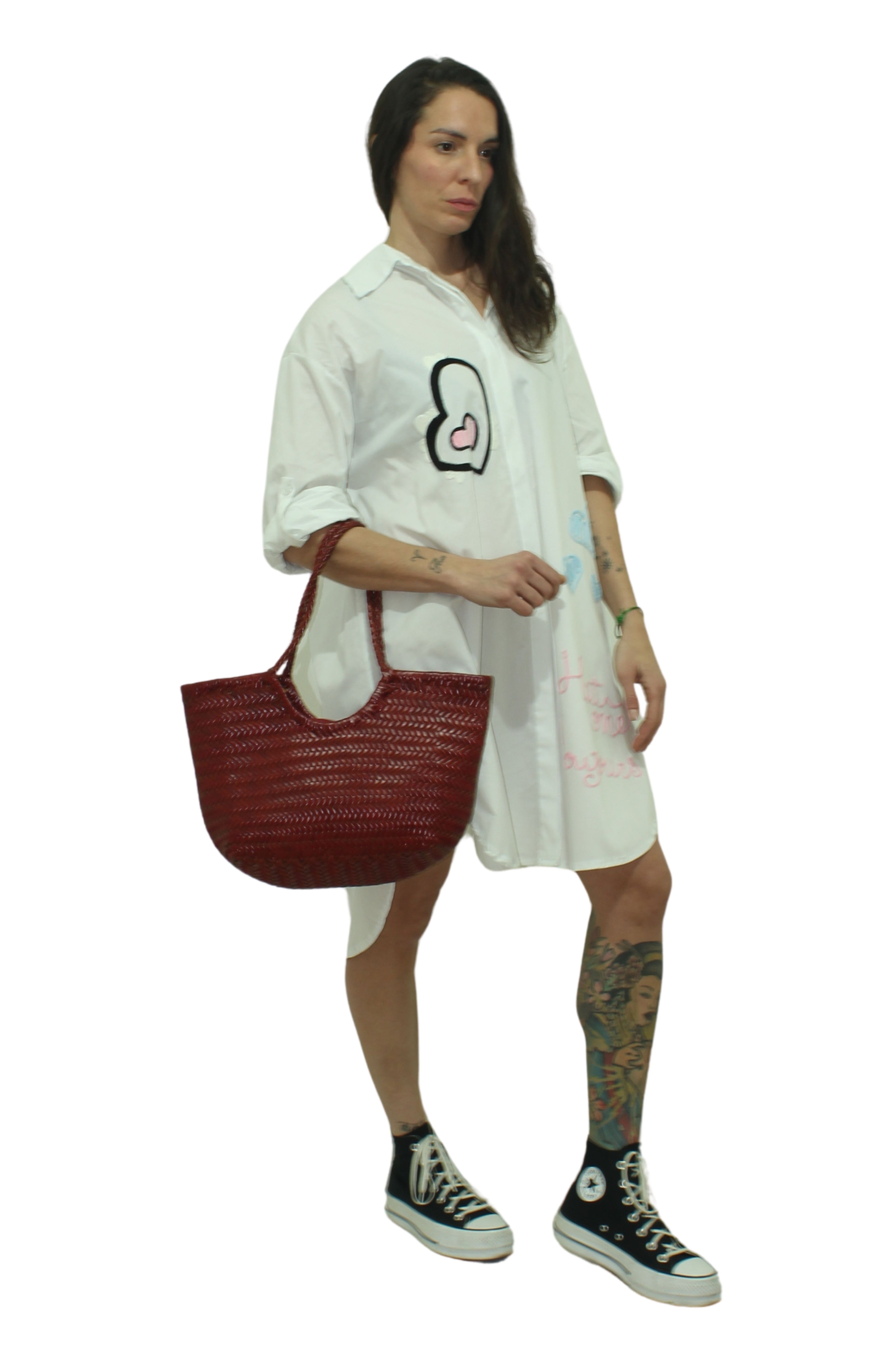 camisa larga con corazon y texto bordado en amarillo blanco y rosa jot_milano