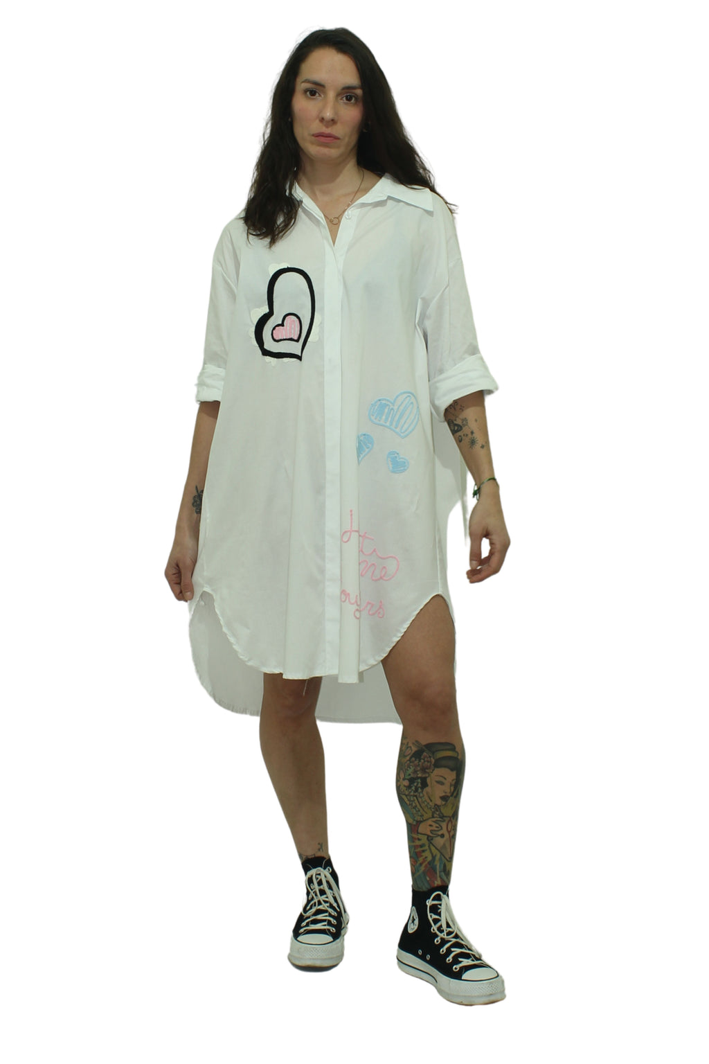 camisa larga con corazon y texto bordado en amarillo blanco y rosa jot_milano