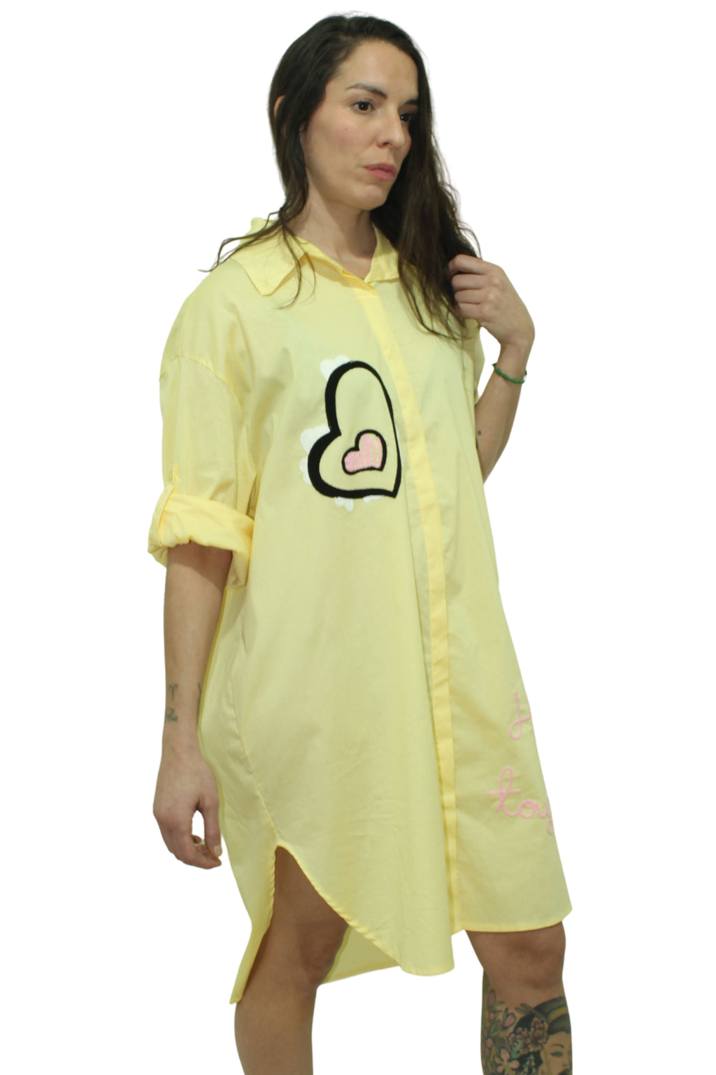 camisa larga con corazon y texto bordado en amarillo blanco y rosa jot_milano