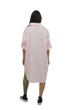 camisa larga con corazon y texto bordado en amarillo blanco y rosa jot_milano