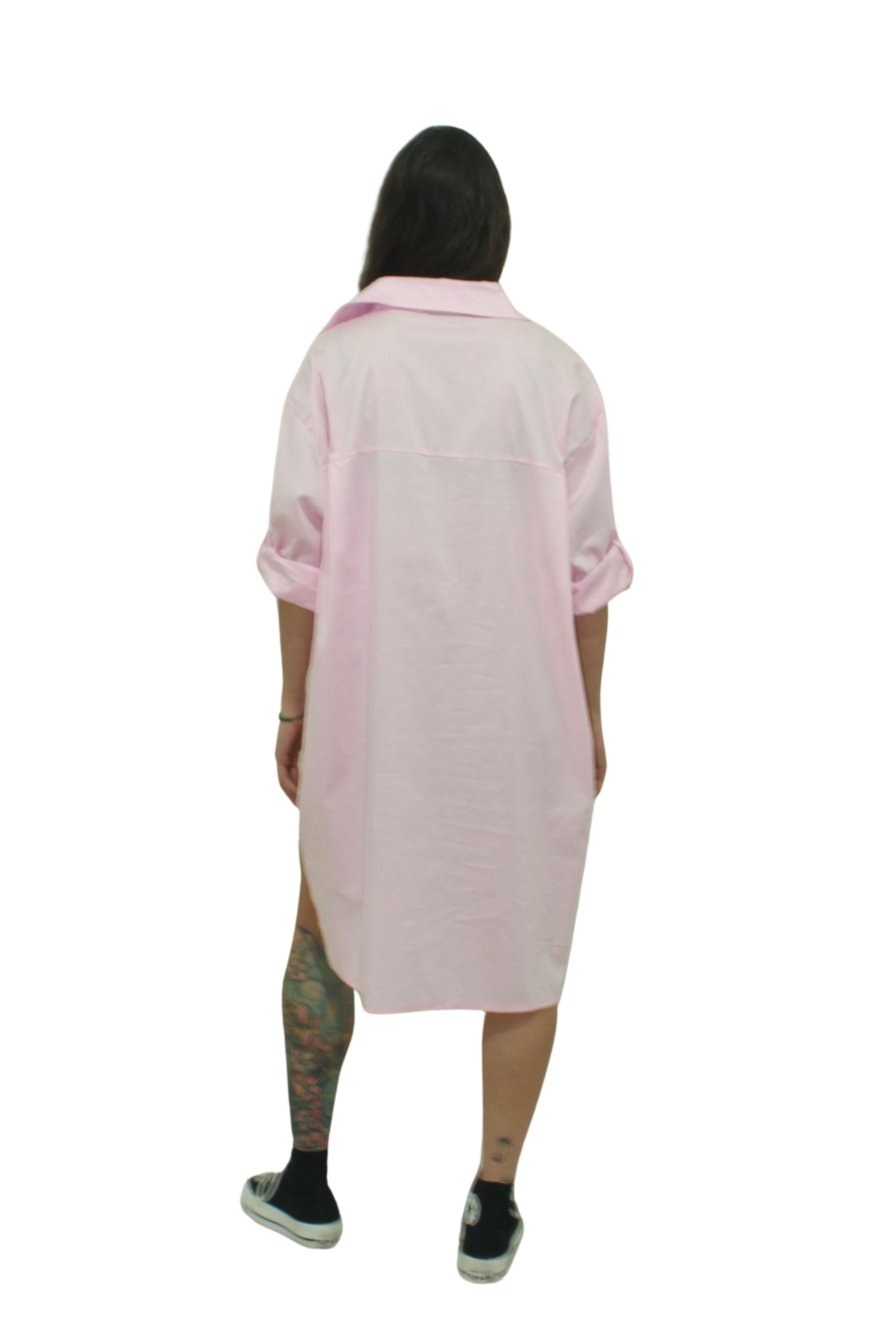 camisa larga con corazon y texto bordado en amarillo blanco y rosa jot_milano