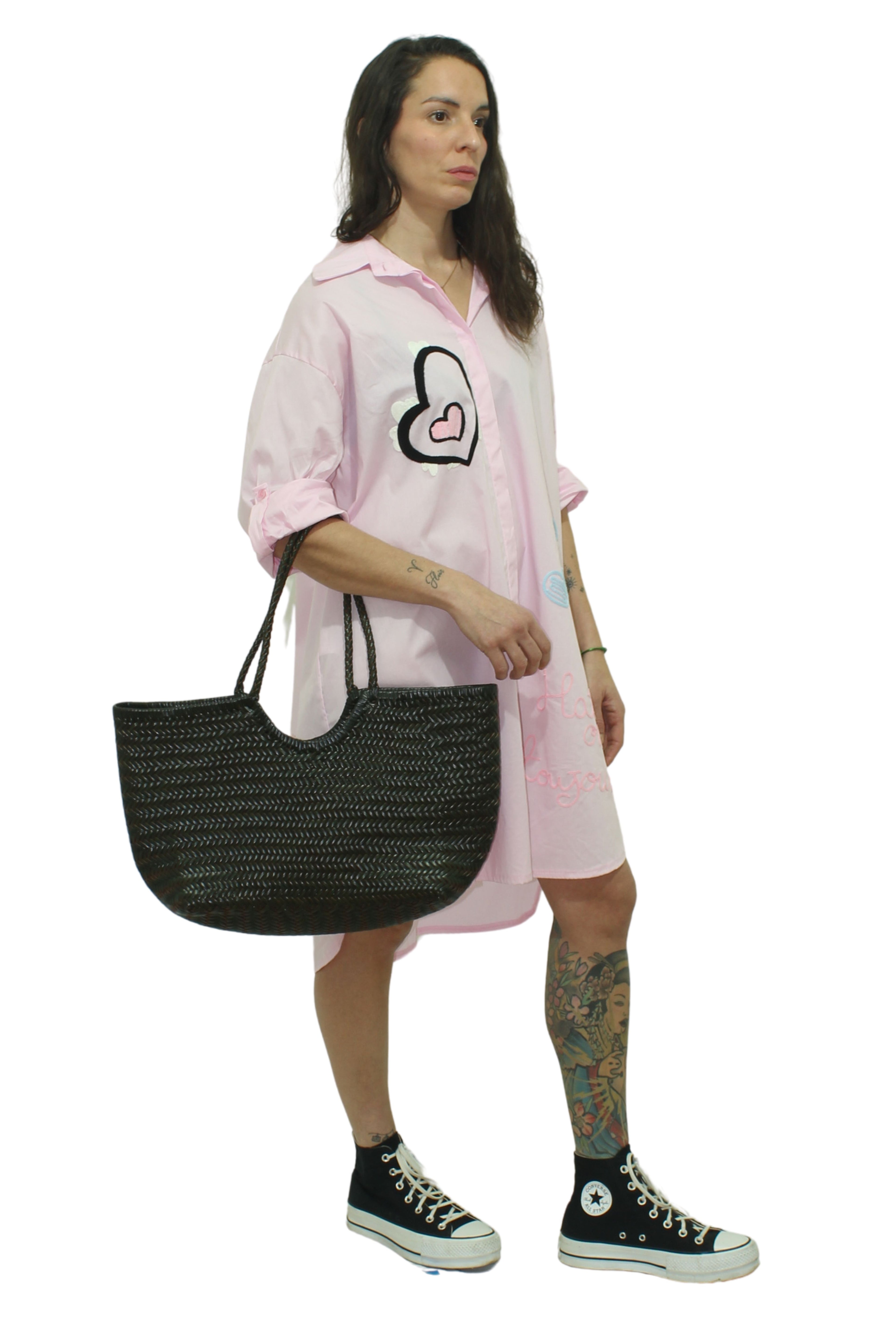 camisa larga con corazon y texto bordado en amarillo blanco y rosa jot_milano