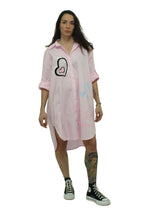 camisa larga con corazon y texto bordado en amarillo blanco y rosa jot_milano