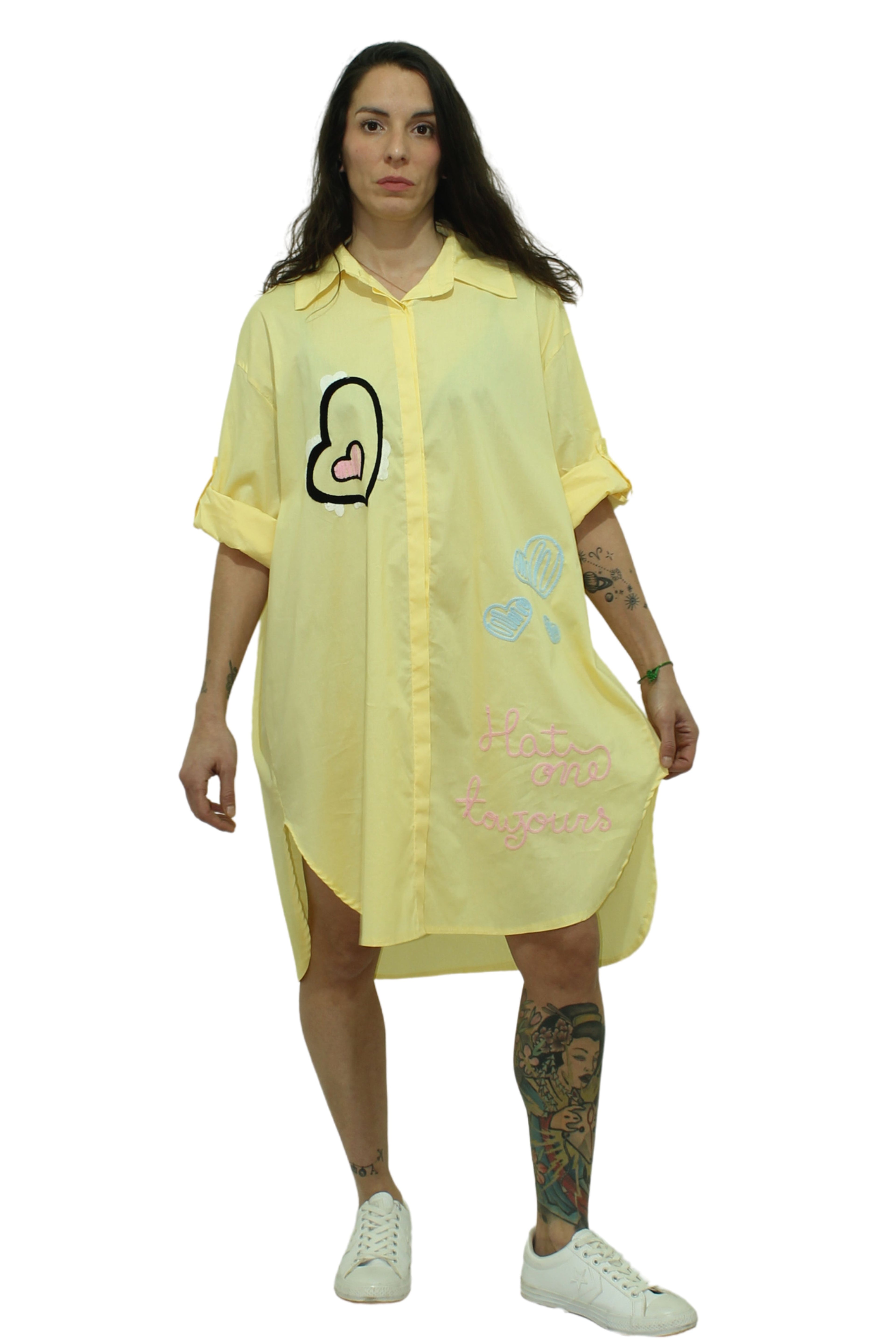 camisa larga con corazon y texto bordado en amarillo blanco y rosa jot_milano