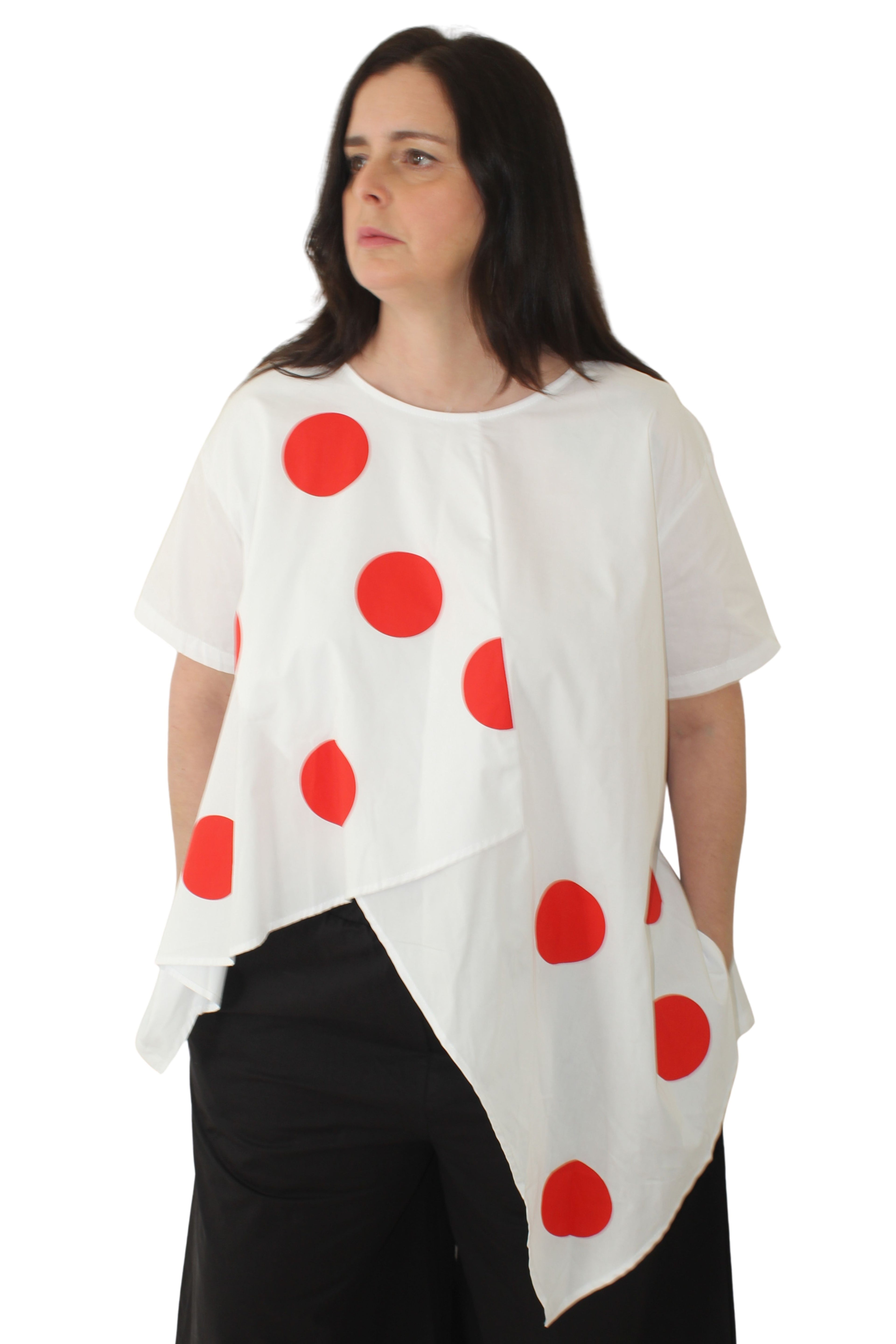 Camisa nefelibata desigual con lunares rojos grandes LYKKE