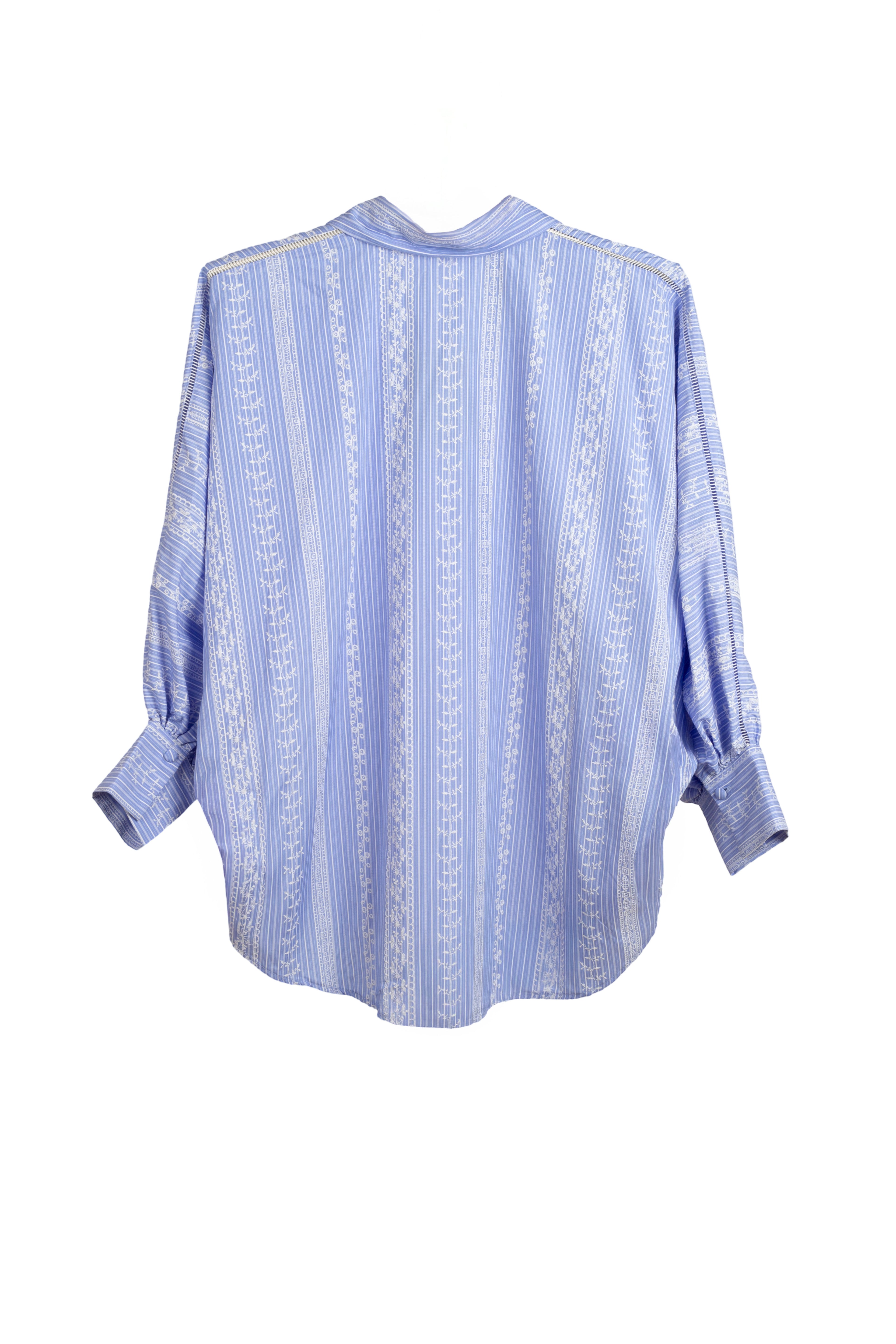 camisa oversice con mangas murciélago en azul con rayas